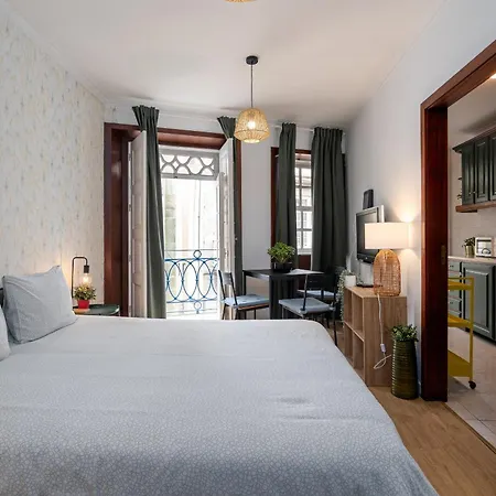 Apartment Renovated Feb25 Clerigos Cozy Balcony With Self Check In Porto