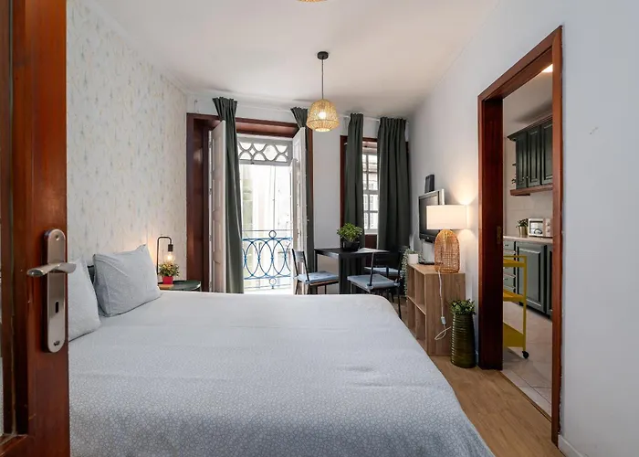 Apartment Renovated Feb25 Clerigos Cozy Balcony With Self Check In Porto