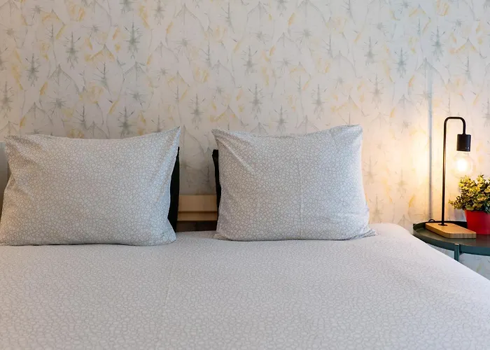 Апартаменты Renovated Feb25 Clerigos Cozy Balcony With Self Check In Порту